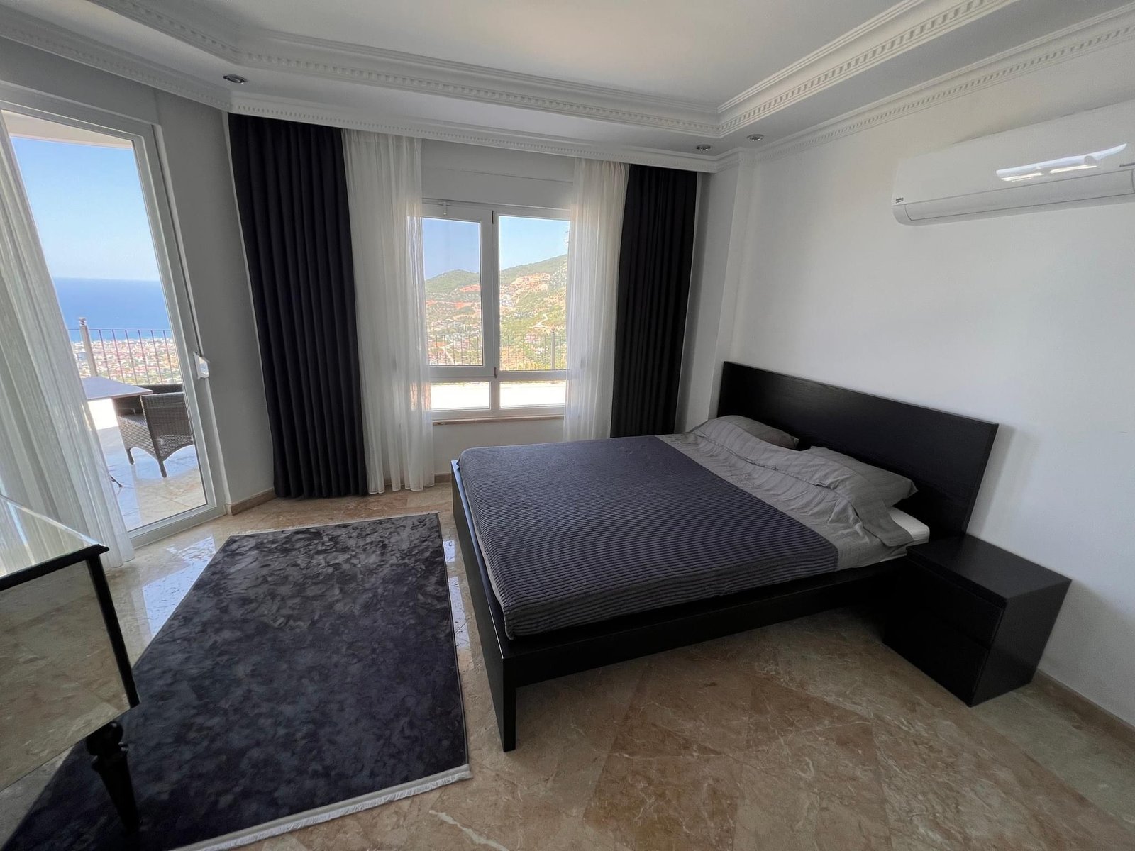 Schlafzimmer der Privatvilla in Alanya Bektaş mit Meerblick