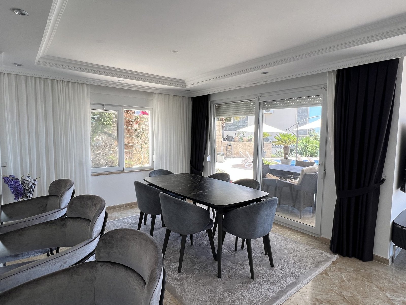 Esstisch und Wohnbereich Villa Alanya