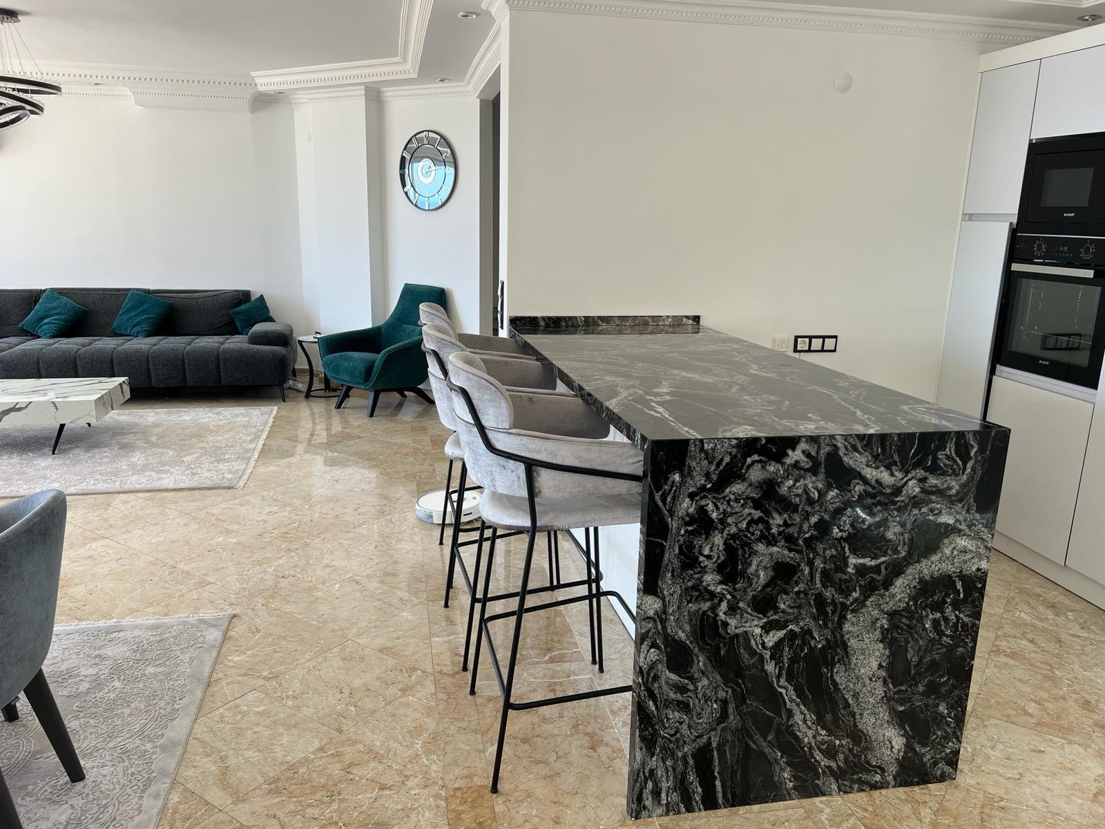 Kücheninsel der renovierten Villa