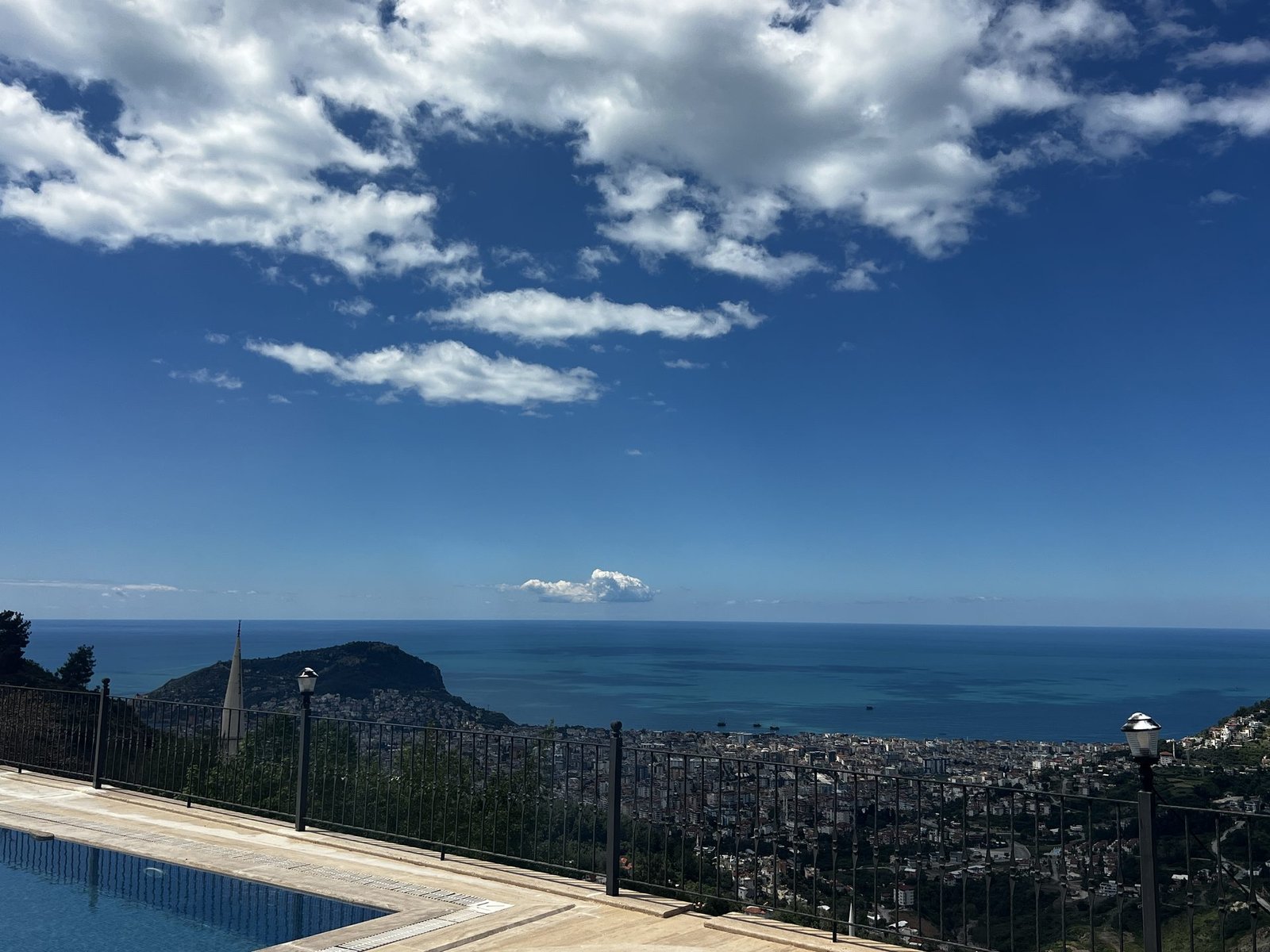 Panoramablick Meer und Burg Alanya von der Villa