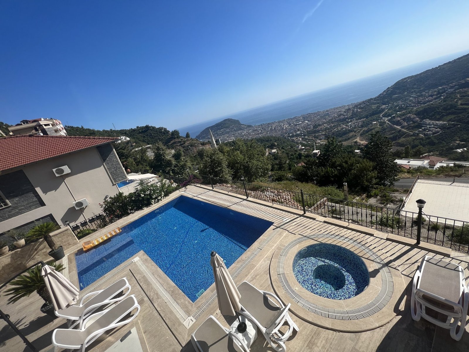 Pool und Jacuzzi Übersicht Villa Alanya